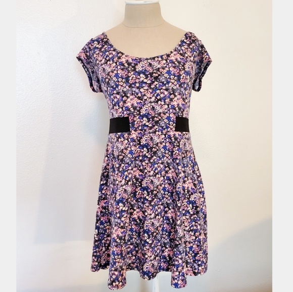 American Eagle Outfitters Dresses & Skirts - 🌷Floral American Eagle Dress🌷